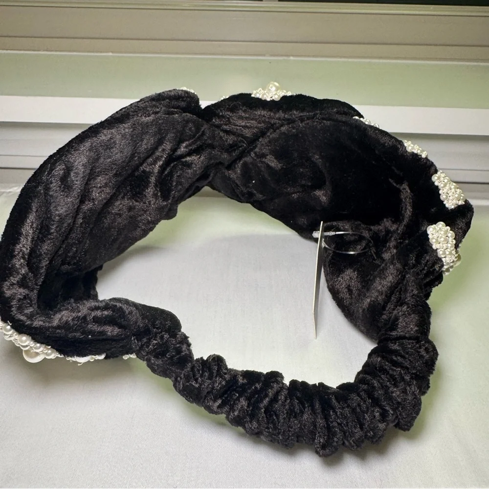 Deepa Gurnani Black Velvet Pearl Headband